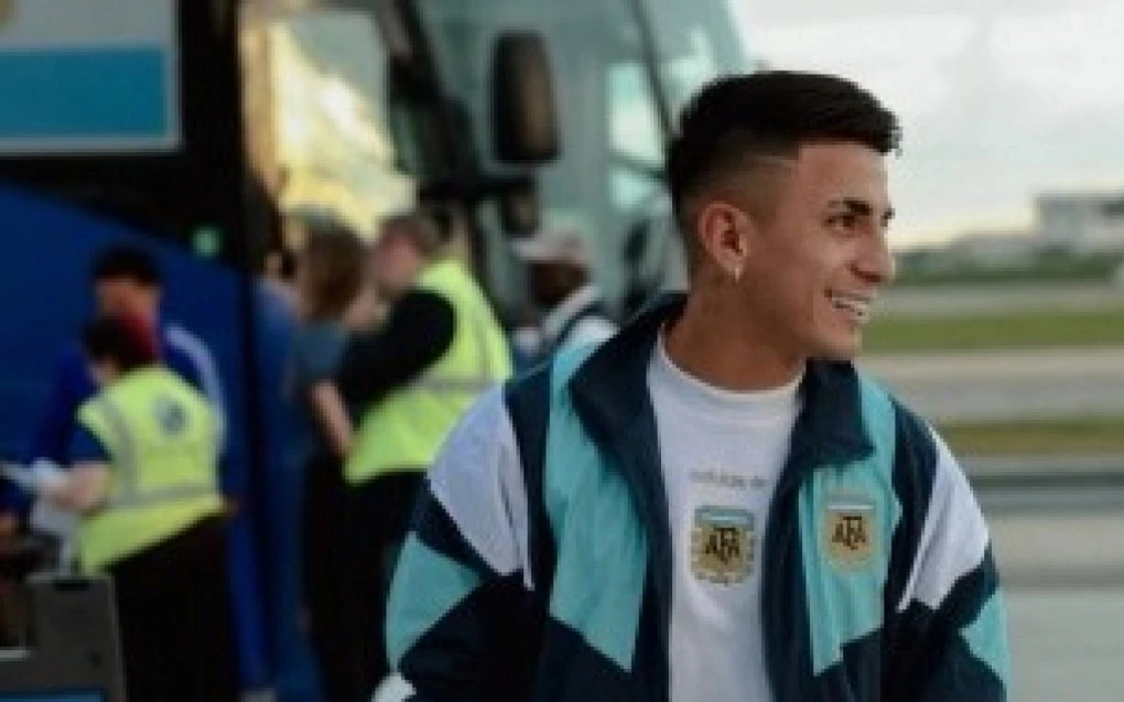 Thiago Almada em ação com a bola durante treino