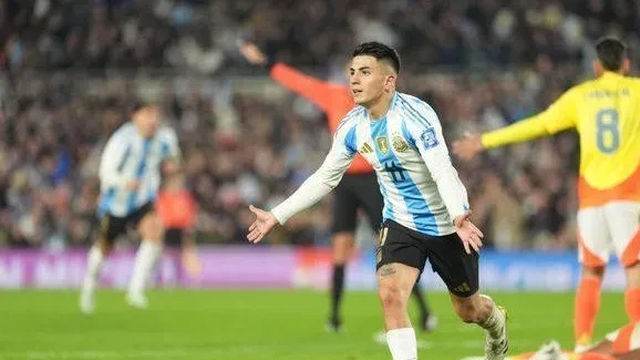 Thiago Almada com a camisa do Atlético de Madrid em ação em partida