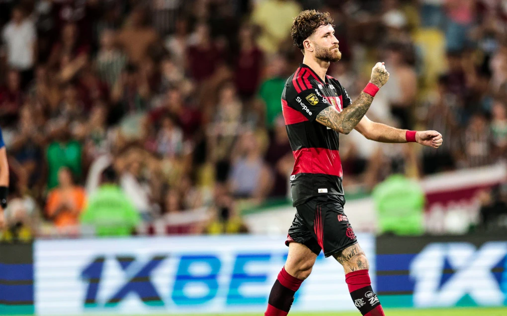 Léo Pereira em ação vestindo a camisa do Flamengo