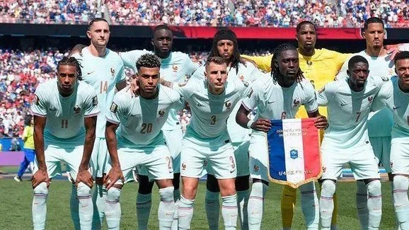 Jogadores da seleção francesa comemorando gol em campo