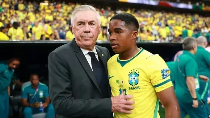 Carlo Ancelotti falando com jornalistas após a eliminação do Brasil pela Noruega