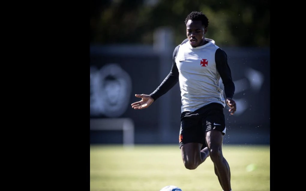 Andrés Gómez controlando a bola durante treino no CT Moacyr Barbosa