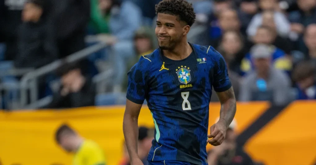 Andrey Santos com a camisa do Chelsea em ação durante partida
