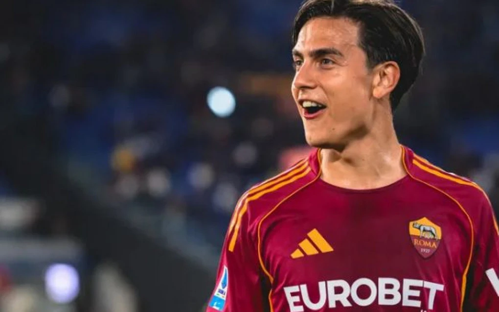 Paulo Dybala em ação vestindo a camisa da Roma durante partida