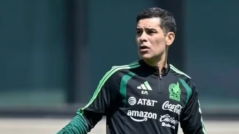 Rafa Márquez no banco de reservas durante partida no Estádio Azteca