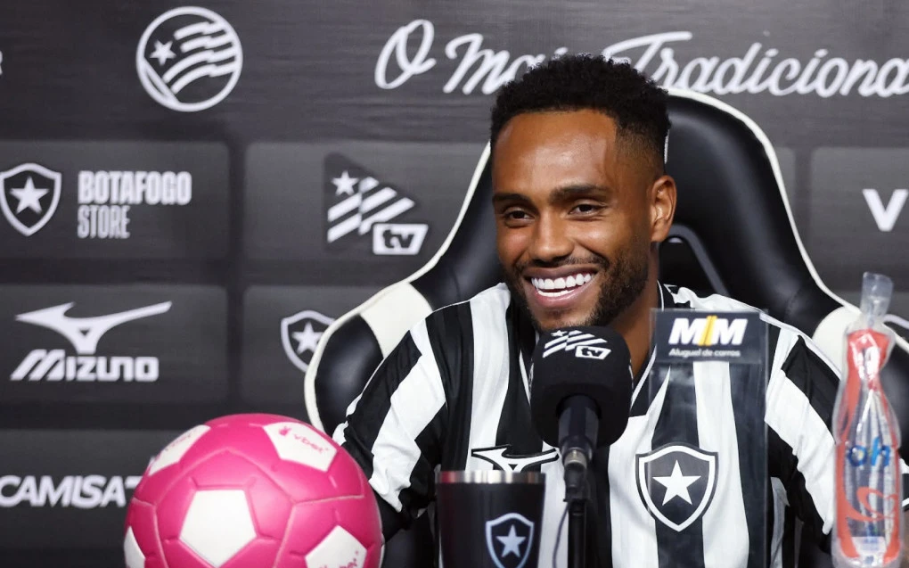 Danilo Pereira em apresentação oficial pelo Botafogo, vestindo agasalho do clube