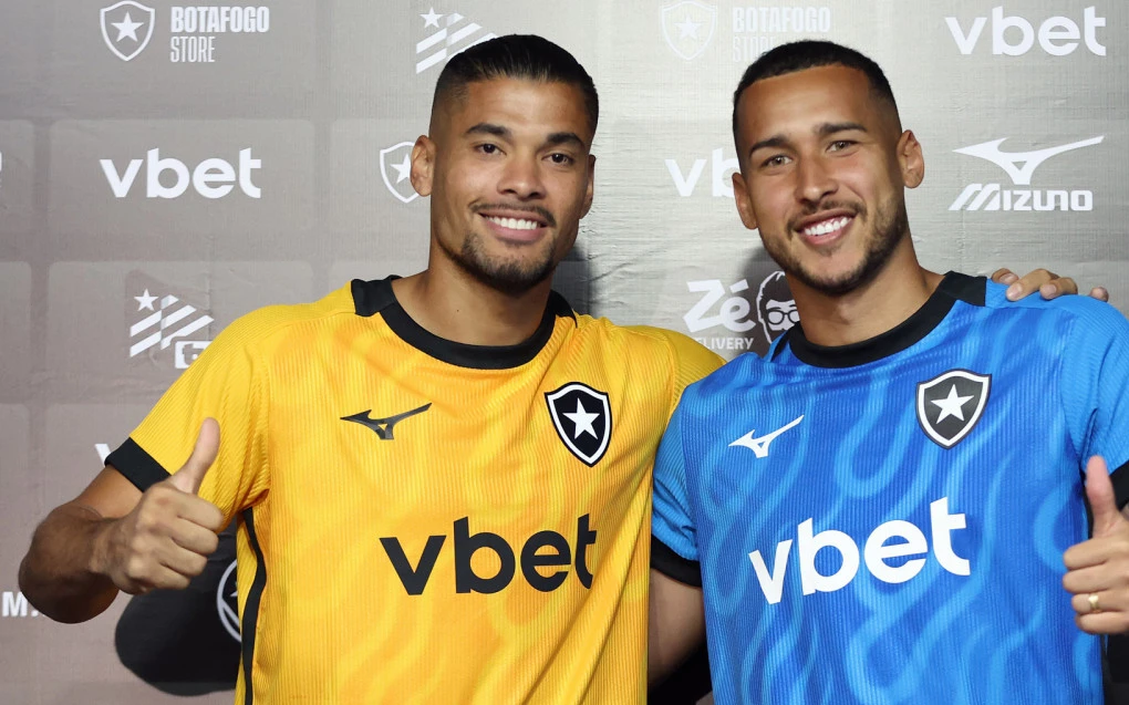 Gabriel Batista e Warleson durante apresentação como novos goleiros do Botafogo
