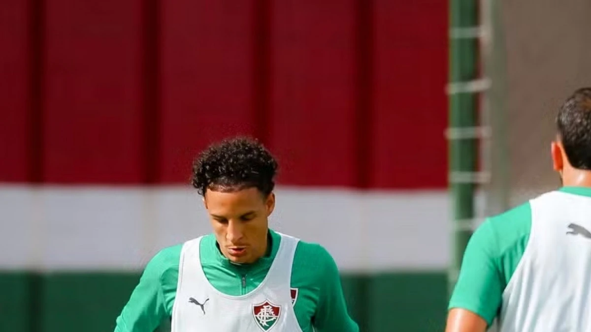 Guilherme Arana treinando com o elenco do Fluminense no CT