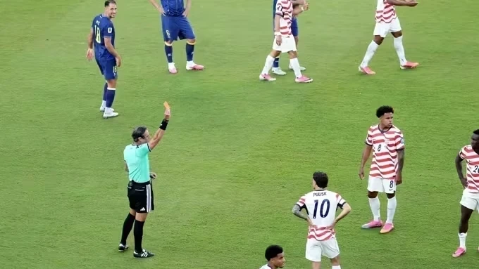 Balogun saindo de campo após expulsão no Levi's Stadium em São Francisco