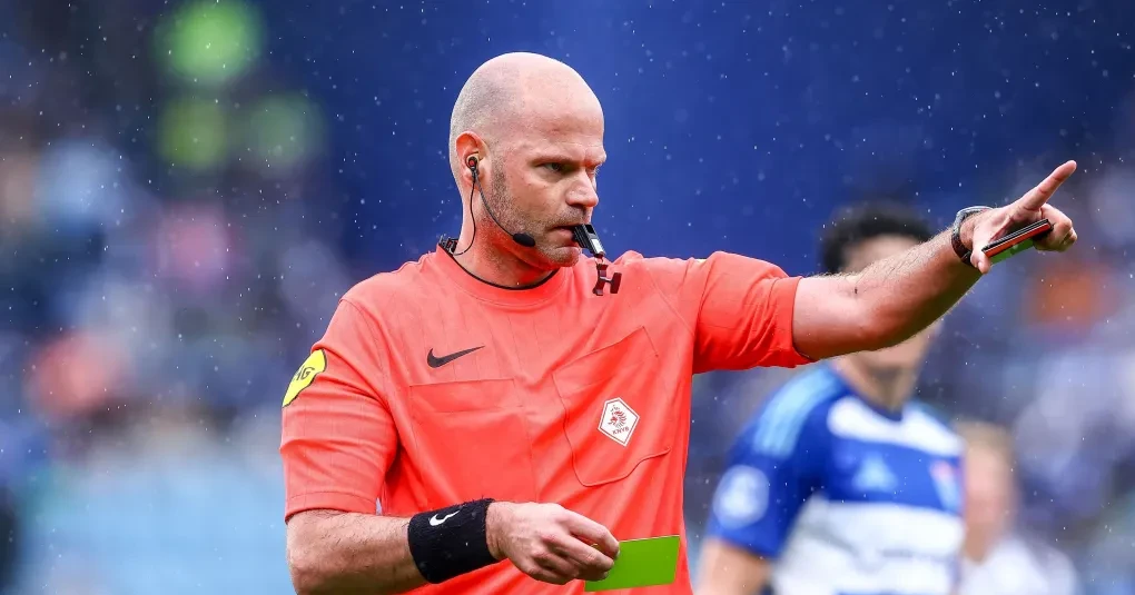 Rob Dieperink em campo vestindo uniforme de árbitro