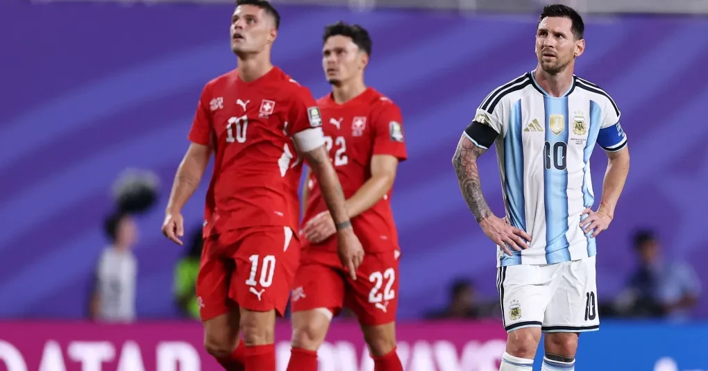 Jogadores argentinos comemorando gol no Arrowhead Stadium com a torcida ao fundo