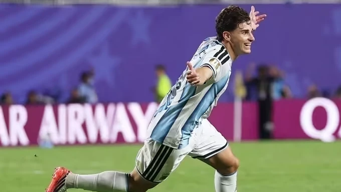 Torcedores e jogadores argentinos comemorando gol no Arrowhead Stadium