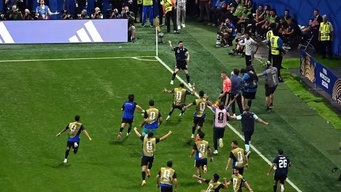 Torcida argentina com bandeiras e cânticos durante partida da seleção