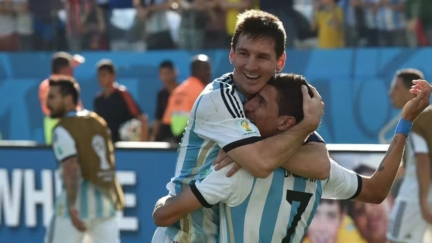 Jogadores argentinos e suíços aquecendo no estádio antes da partida