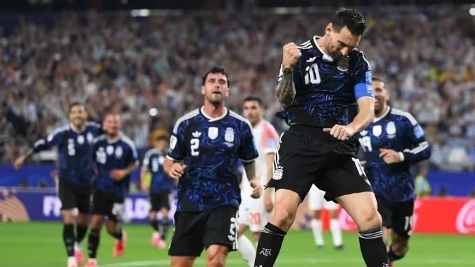Jogadores argentinos reunidos em comemoração durante partida da seleção