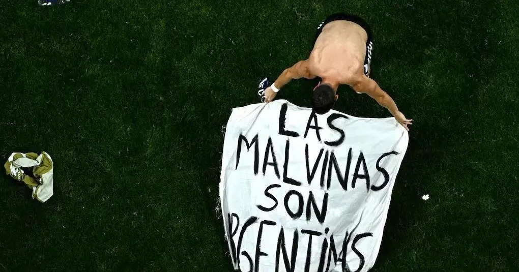 Jogadores argentinos estendendo a faixa com a frase 'As Malvinas são da Argentina' nos acréscimos da semifinal
