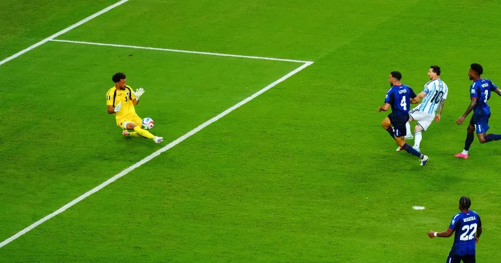 Lionel Messi comemorando um gol pela seleção argentina em campo