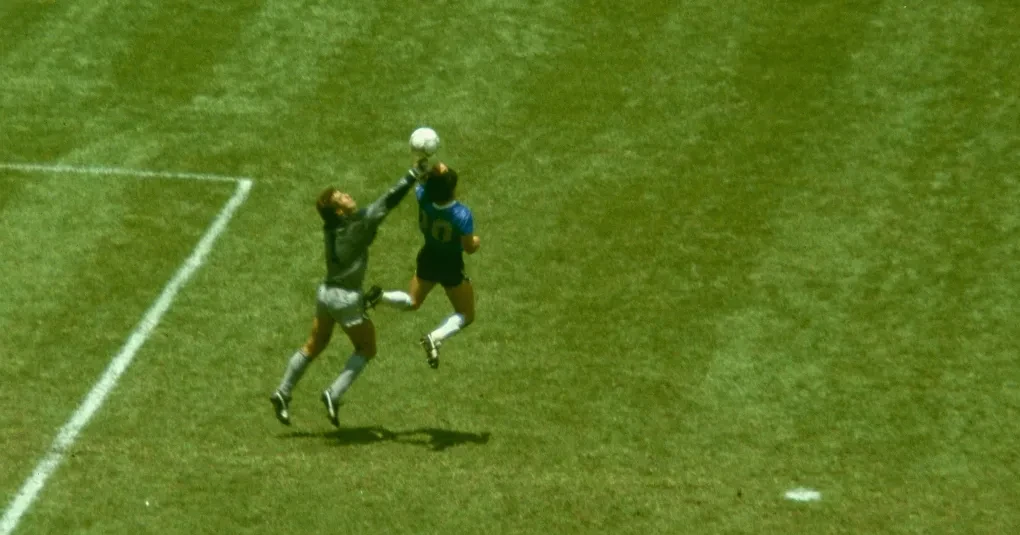 Jogadores da Argentina e da Inglaterra antes do jogo, com destaque para os uniformes em campo