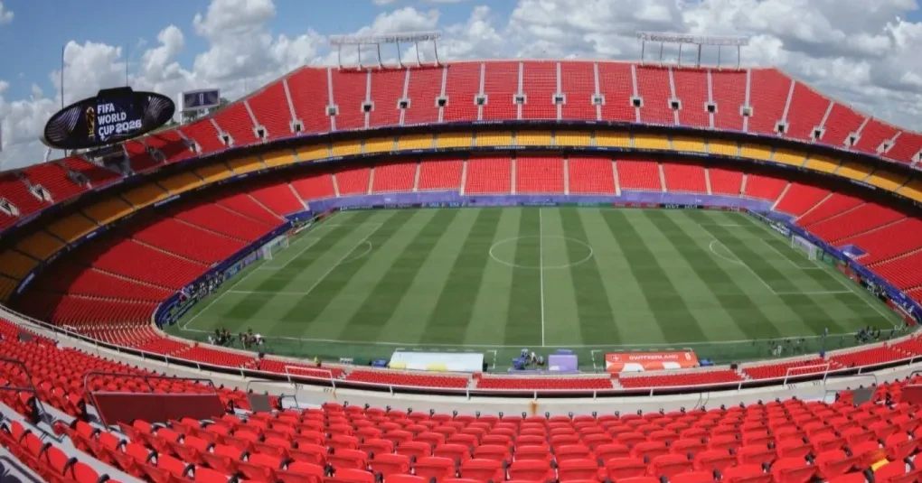 Jogadores de Argentina e Suíça alinhados no gramado antes da partida no Arrowhead Stadium