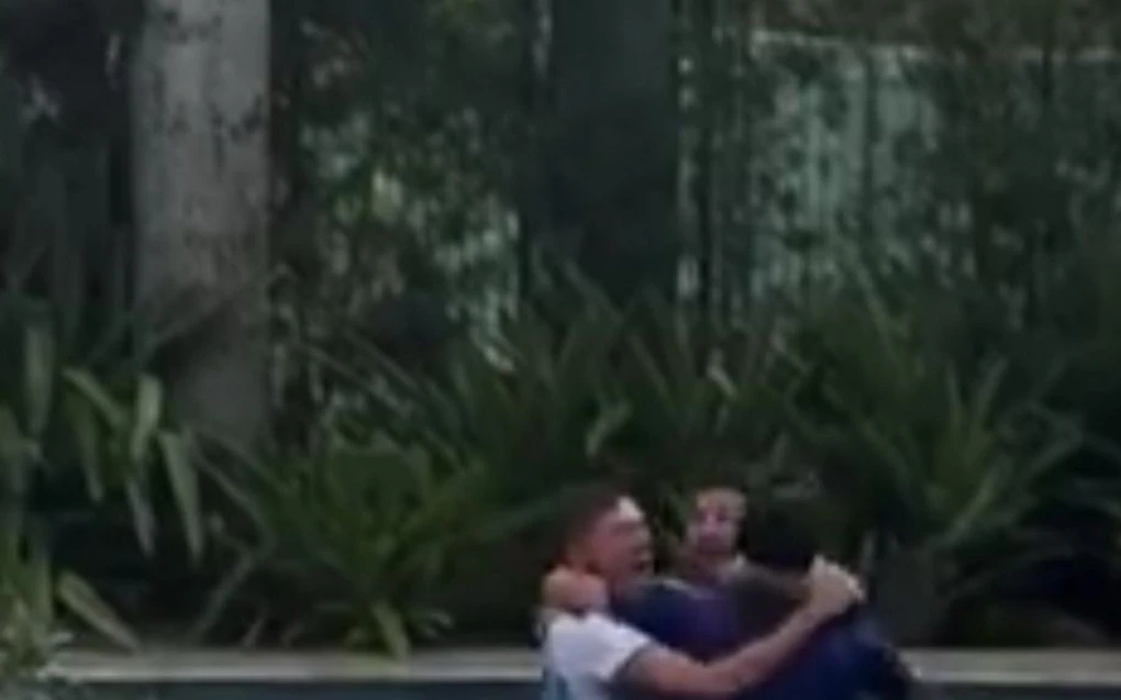 Argentinos do Fluminense entram de roupa na piscina após virada