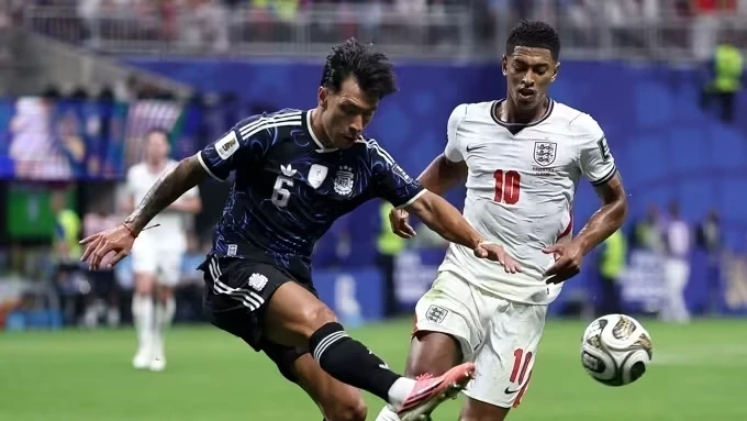 Jogadores na comemoração de gol durante a partida entre Inglaterra e Argentina