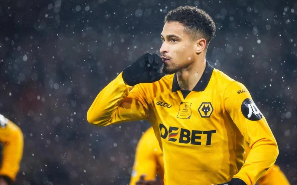 João Gomes em ação com a camisa do Wolverhampton durante partida