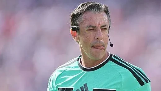 Árbitro Raphael Claus sob revisão do VAR após falta no jogo entre Estados Unidos e Bósnia na Copa do Mundo 2026