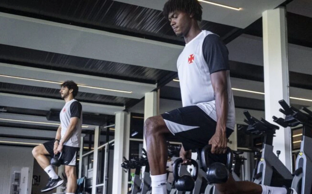 GB em campo vestindo a camisa do Vasco durante partida