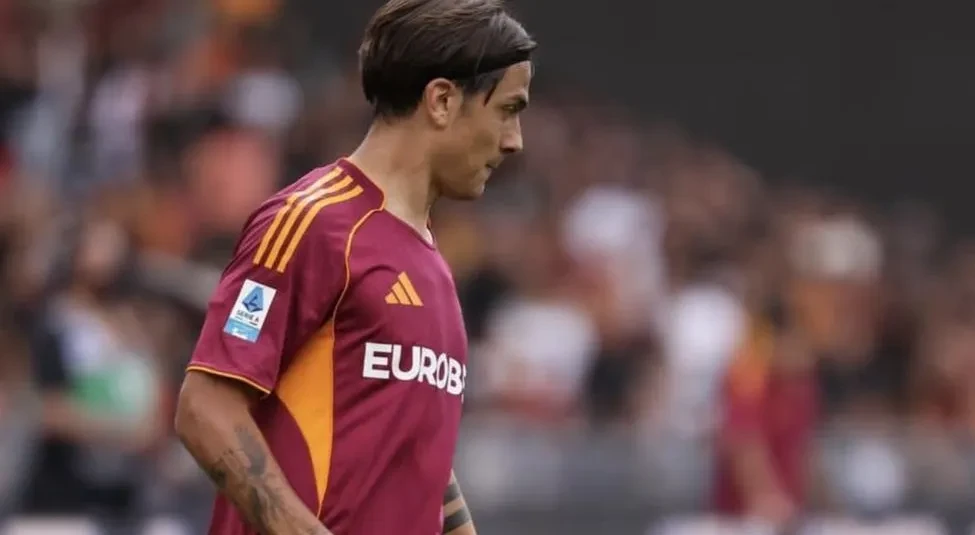 Paulo Dybala comemorando gol com a camisa da Roma no Stadio Olimpico