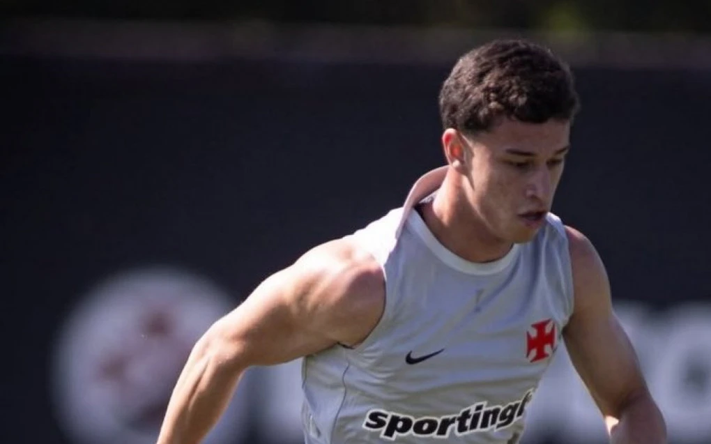 Bruno Lopes treinando no CT Moacyr Barbosa entre jogadores profissionais do Vasco