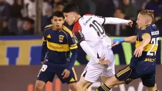 Atletas do Athletico-PR em ação no Estádio Padre Ernesto Martearena, em Salta
