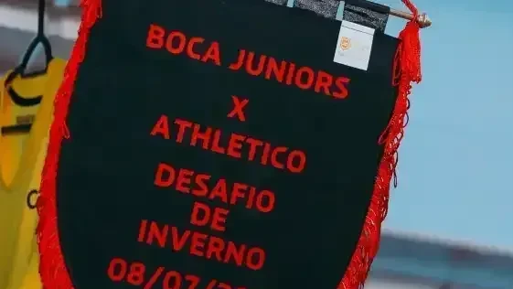 Jogadores em aquecimento no Estádio Padre Ernesto Martearena antes do amistoso