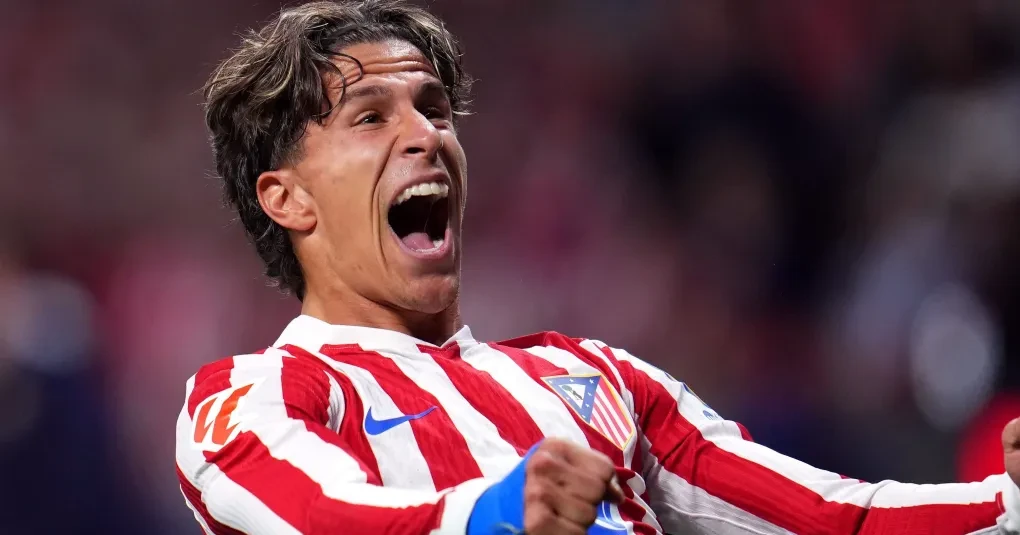 Torcedores do Atlético de Madrid com bandeiras e cânticos no estádio