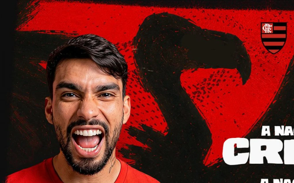 Lucas Paquetá posando com a nova camisa do Flamengo
