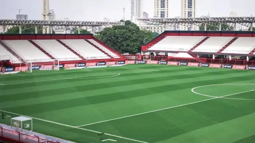 Torcida e ambiente no Estádio Antônio Accioly antes da partida