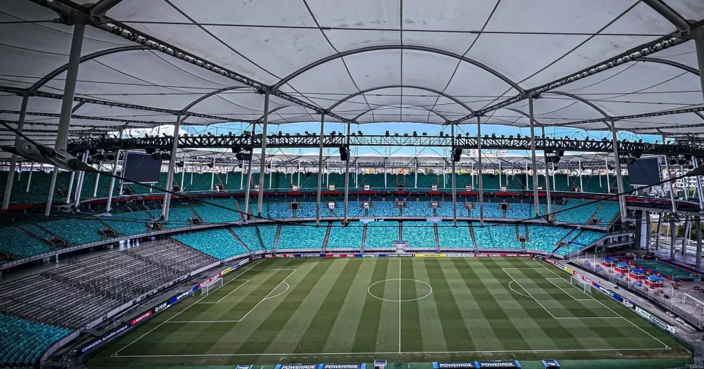 Torcida do Bahia na Arena Fonte Nova com bandeiras antes de partida