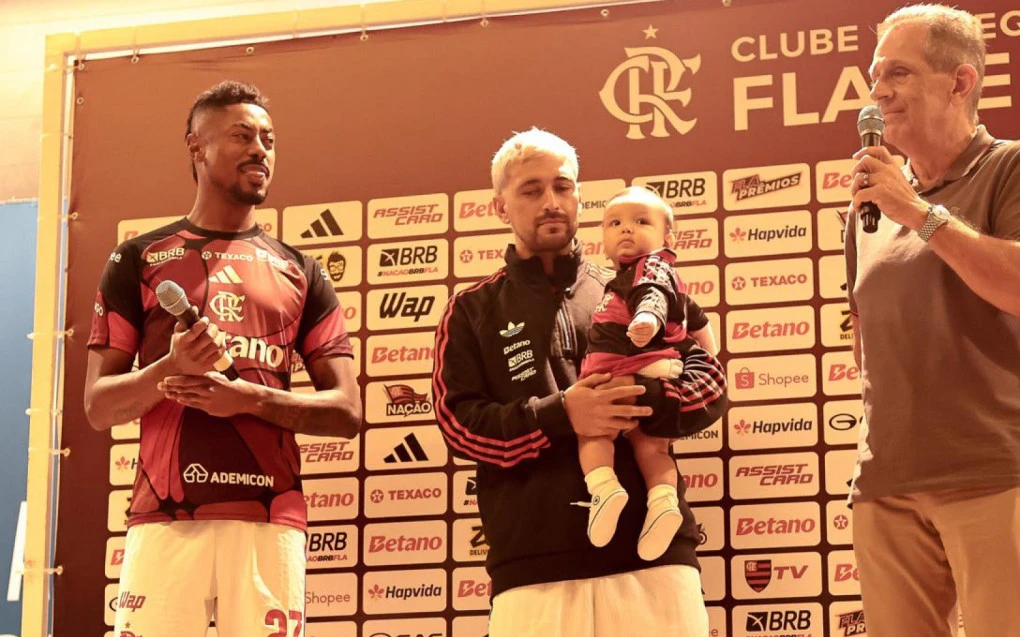 Bruno Henrique (atacante do Flamengo), Arrascaeta (meia do Flamengo) e Bap lado a lado