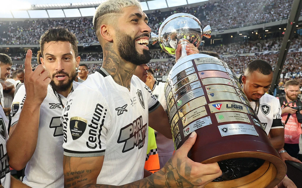Barboza critica troca de fotos do Botafogo e afirma que ‘a história não se apaga’