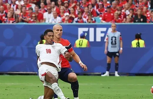 Jude Bellingham comemorando gol com a camisa da seleção inglesa