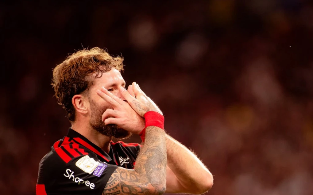 Léo Pereira comemorando gol contra o São Paulo, vestindo o uniforme do Flamengo