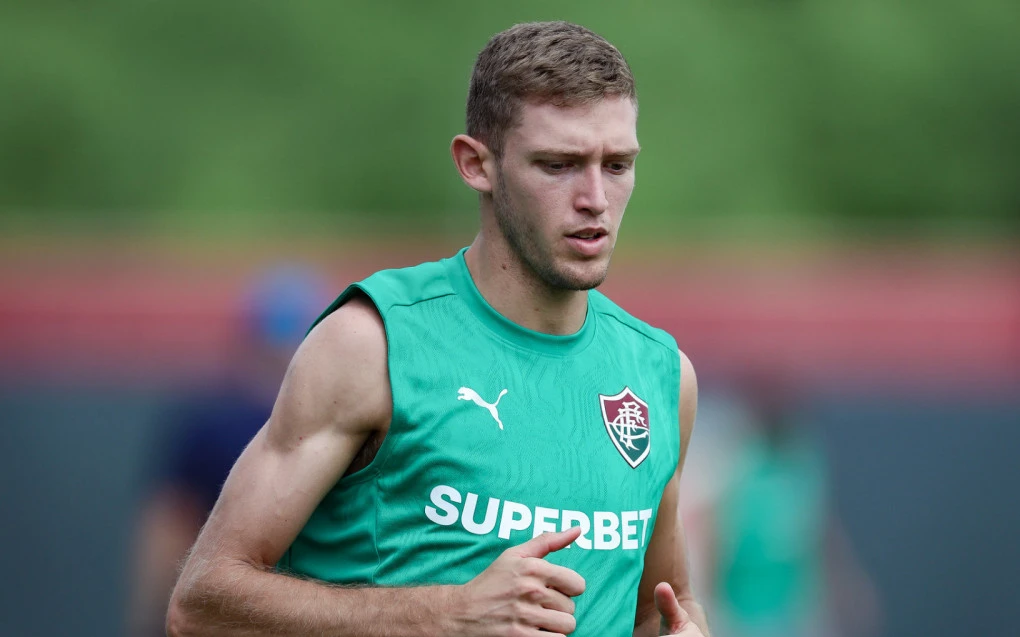 Rodrigo Castillo em ação durante treino no CT Carlos Castilho
