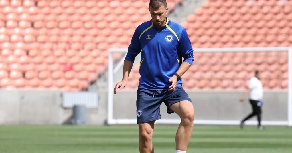 Edin Dzeko com a camisa da seleção da Bósnia em jogo internacional