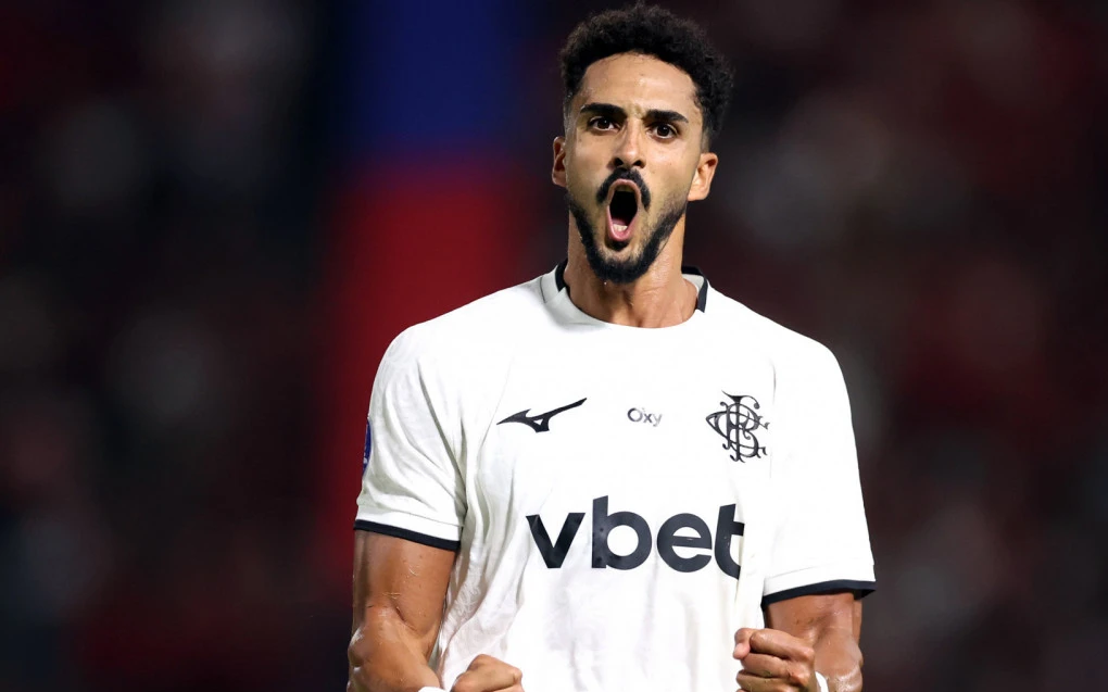 Chris Ramos durante treino com a camisa do Botafogo no gramado