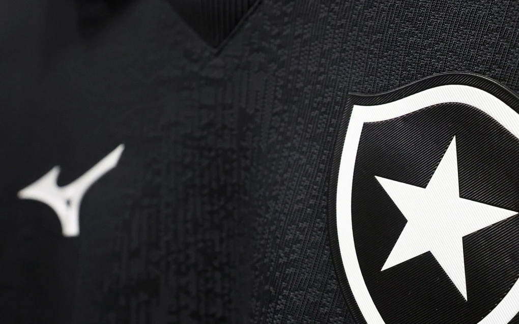 Escudo do Botafogo bordado na camisa do time