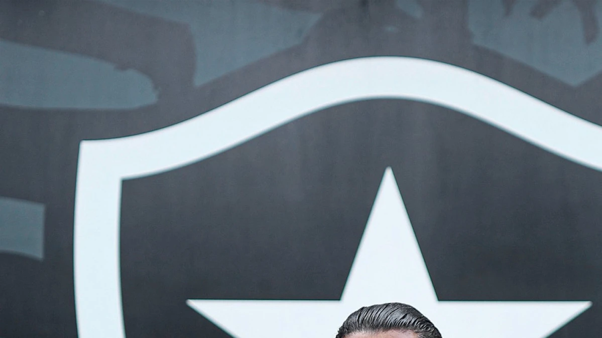 Warleson em apresentação com a camisa do Botafogo
