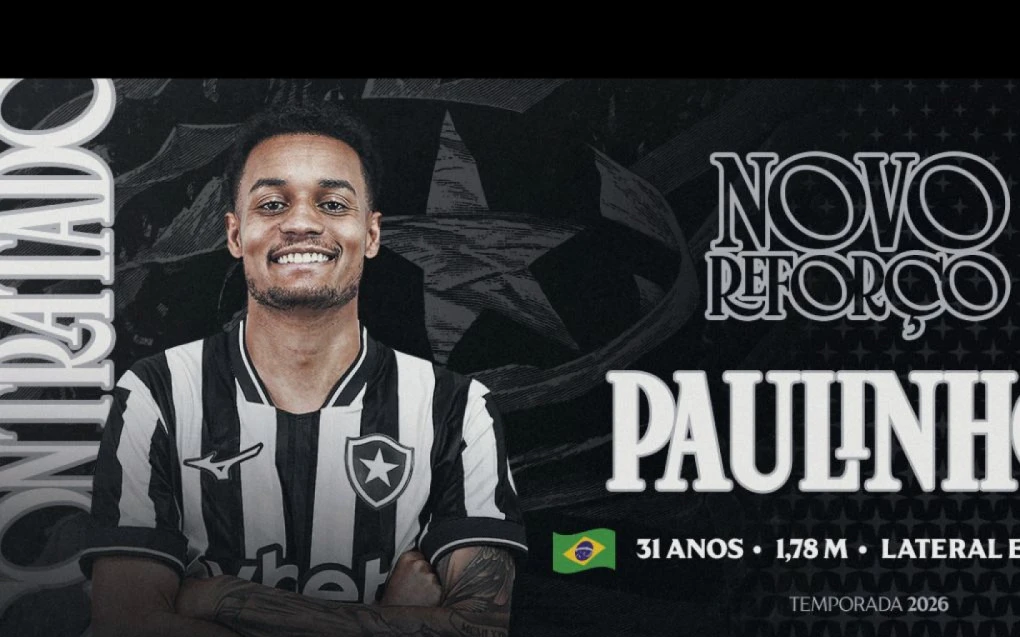 Paulinho em foto de apresentação com a camisa do Botafogo