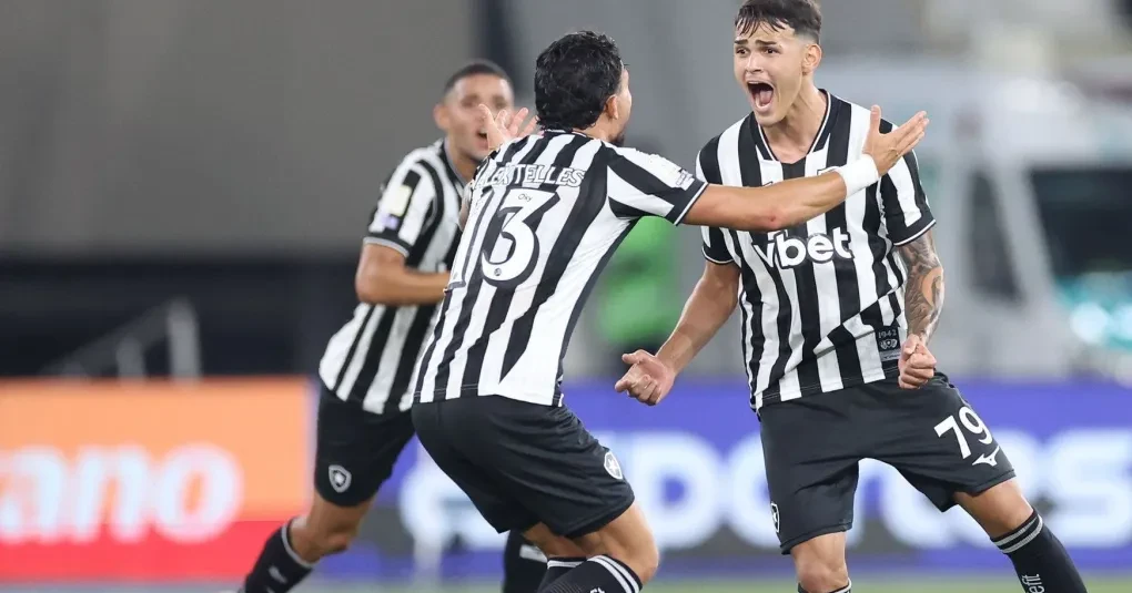 Jogadores comemorando gol do Botafogo no gramado do Estádio Nilton Santos
