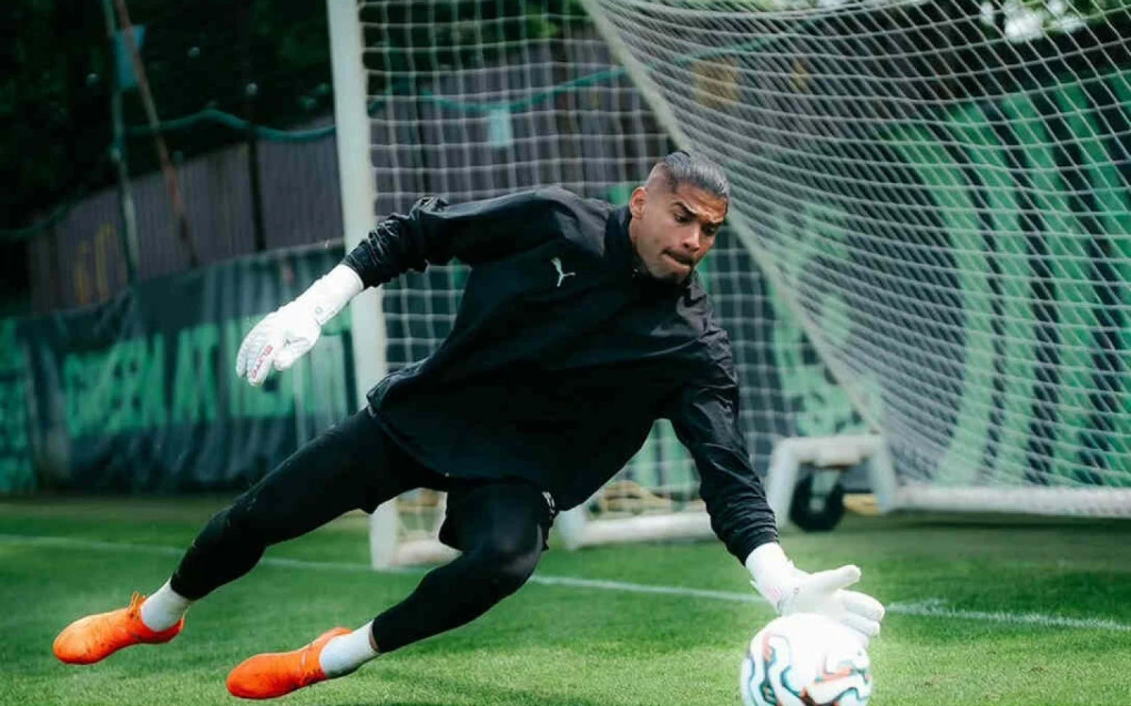 Warleson defendendo o Cercle Brugge durante partida na Bélgica