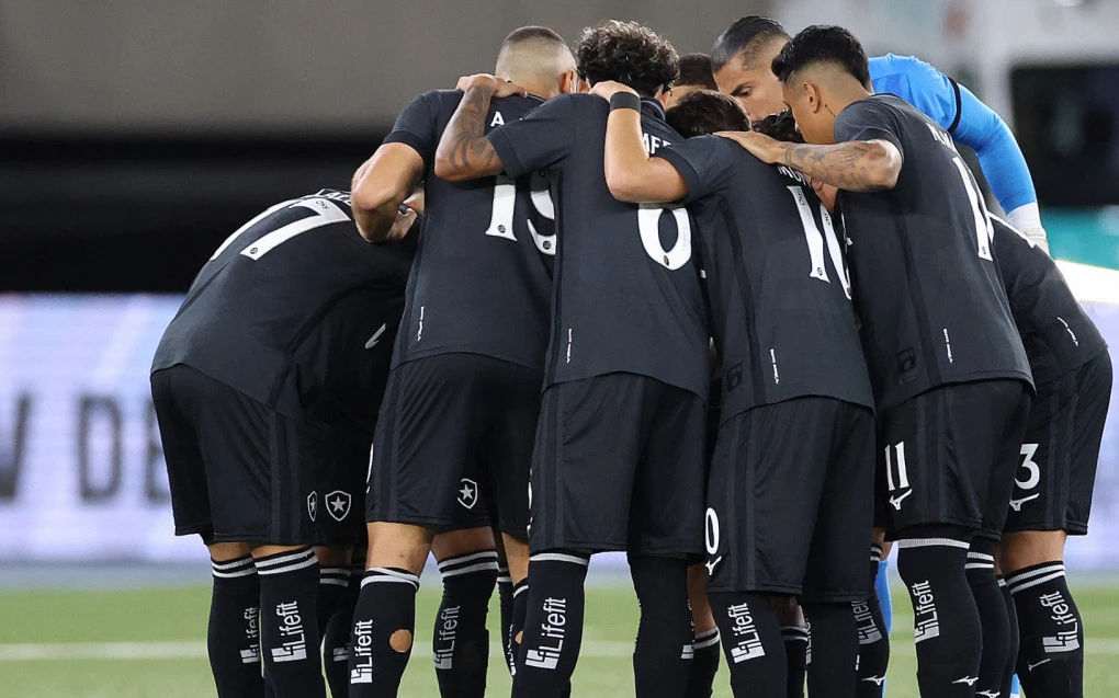 Jogadores do Botafogo reunidos no gramado antes de jogo