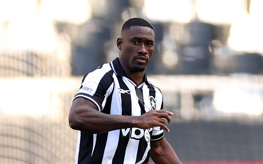 Botafogo avalia rescindir contrato com Bastos após sumiço do zagueiro